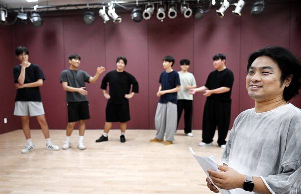 지난 5일 부산정보고 연극 동아리방에서 만난 최용혁 연출가가 인터뷰를 하고 있다. 최용혁 연출가는 부산정보고 연극부 ‘영우’를 지도하고 있다. 김성효 선임기자 kimsh@kookje.co.kr