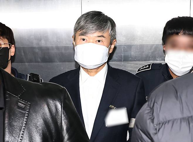 직무유기 및 국정원법상 정치중립 위반 등 혐의로 구속된 조태용 전 국가정보원 원장이 18일 서울 서초구 순직해병특검 사무실에 조사를 받기 위해 출석하고 있다. 연합뉴스