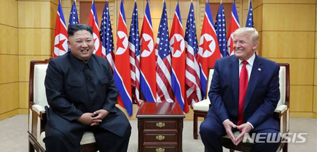 [서울=뉴시스]도널드 트럼프 미국 대통령이 이르면 11월 김정은 북한 국무위원장과의 대면 정상회담 개최를 추진하고 있다는 미국 월스트리트저널(WSJ) 보도가 18일(현지 시간) 나왔다. 그러나 2019년 6월 판문점 남북미 회동을 끝으로 7년간 관계가 단절됐던 북미가 단시일 내에 정상회담을 열기는 쉽지 않다는 분석도 제기된다. 사진은 2019년 6월30일 판문점에서 만난 트럼프 대통령과 김 위원장. (사진=노동신문) 2026.08.19.