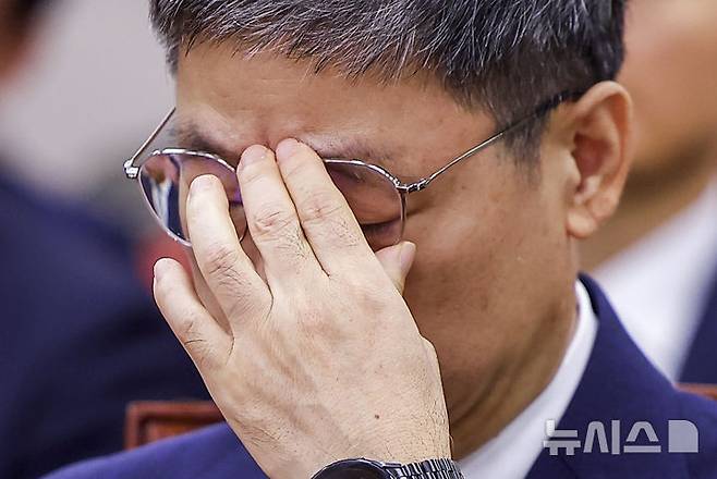 [서울=뉴시스] 정병혁 기자 = 노경필 법원행정처장이 19일 서울 여의도 국회에서 열린 법제사법위원회 전체회의에서 안경을 만지고 있다. 2026.08.19. jhope@newsis.com