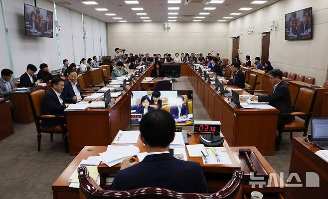 [서울=뉴시스] 고범준 기자 = 정은경 보건복지부 장관이 19일 서울 여의도 국회에서 열린 보건복지위원회 전체회의에서 의원 질의에 답변하고 있다. 2026.08.19. bjko@newsis.com