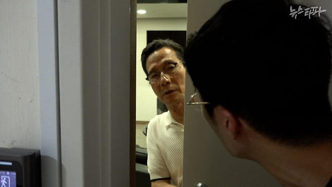 지난달 엘시티에서 취재진과 만난 이영복. 이영복은 차명 페이퍼컴퍼니로 의심되는 '휴먼건설'을 통해 엘시티 분양대금을 횡령한 의혹을 받는다.&nbsp;