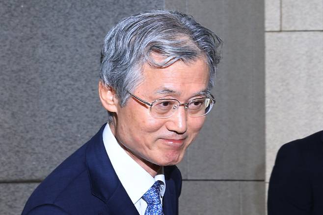 조희대 대법원장이 19일 서울 서초구 대법원으로 출근하고 있다. 조 대법원장은 지난 18일 노태악 전 대법관과 이흥구 대법관 후임으로 손봉기 대구지방법원 부장판사와 김성수 서울고등법원 부장판사를 이재명 대통령에게 임명 제청했다. 연합뉴스