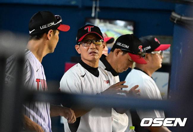 [OSEN=잠실, 지형준 기자] 18일 서울 잠실야구장에서 2026 신한 SOL KBO리그 LG 트윈스와 KT 위즈의 경기가 열렸다.LG는 임찬규, KT는 소형준을 선발로 내세웠다.8회초 LG 염경엽 감독이 김광삼 코치와 이야기를 나누고 있다. 2026.08.18 / jpnews@osen.co.kr