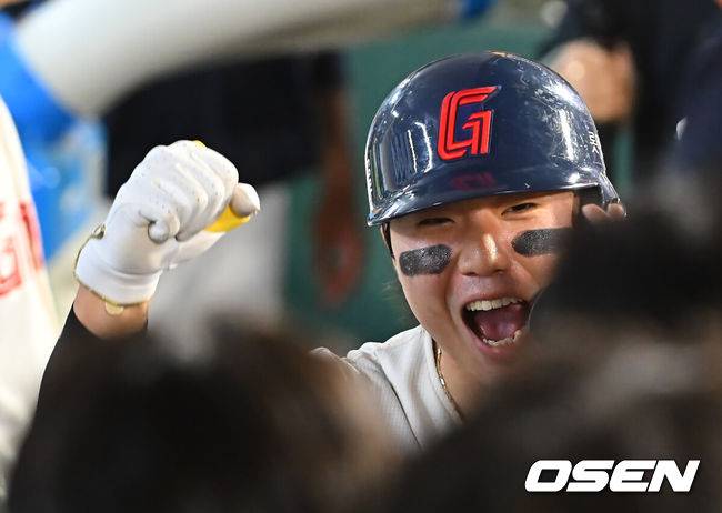 [OSEN=부산, 이석우 기자] 19일 부산 사직야구장에서 2026 신한 SOL KBO 리그 롯데 자이언츠와 키움 히어로즈의 경기가 열렸다. 홈팀 롯데는 로드리게스가, 방문팀 키움은 알칸타라가 선발 출전했다.롯데 자이언츠 손성빈이 9회말 1사 중월 동점 솔로 홈런을 치고 하이파이브를 하고 있다. 2026.08.19 / foto0307@osen.co.kr