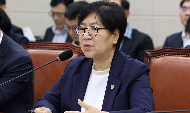 정은경 보건복지부 장관이 19일 서울 여의도 국회에서 열린 보건복지위원회 전체회의에서 의원 질의에 답변하고 있다. 뉴시스