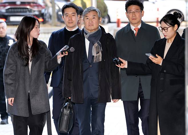 조태용 전 국가정보원장이 지난해 11월 구속 전 피의자 심문(영장실질심사)을 받기 위해 서초구 서울중앙지방법원에 들어서고 있다. 연합뉴스