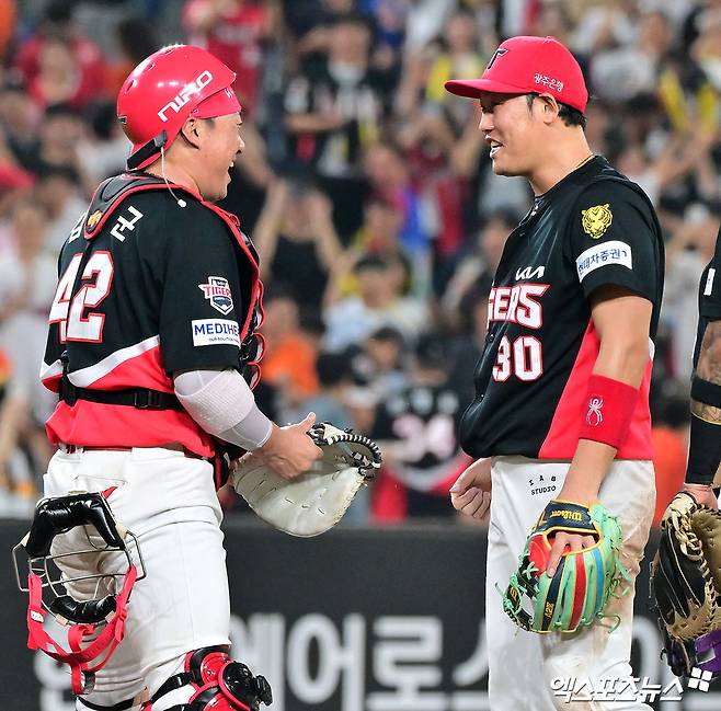 18일 오후 대전 한화생명 볼파크에서 열린 '2026 신한 SOL Bank KBO리그' KIA 타이거즈와 한화 이글스의 경기, KIA가 김도영의 솔로포에 힘입어 한화에 4:3 승리를 거뒀다.  이날 경기에서 승리한 KIA 선수들이 기뻐하고 있다. 대전, 김한준 기자