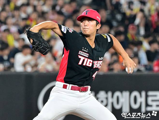 18일 오후 대전 한화생명 볼파크에서 열린 '2026 신한 SOL Bank KBO리그' KIA 타이거즈와 한화 이글스의 경기, 8회말 2사 1,2루 KIA 이의리가 연습 투구를 하고 있다. 대전, 김한준 기자