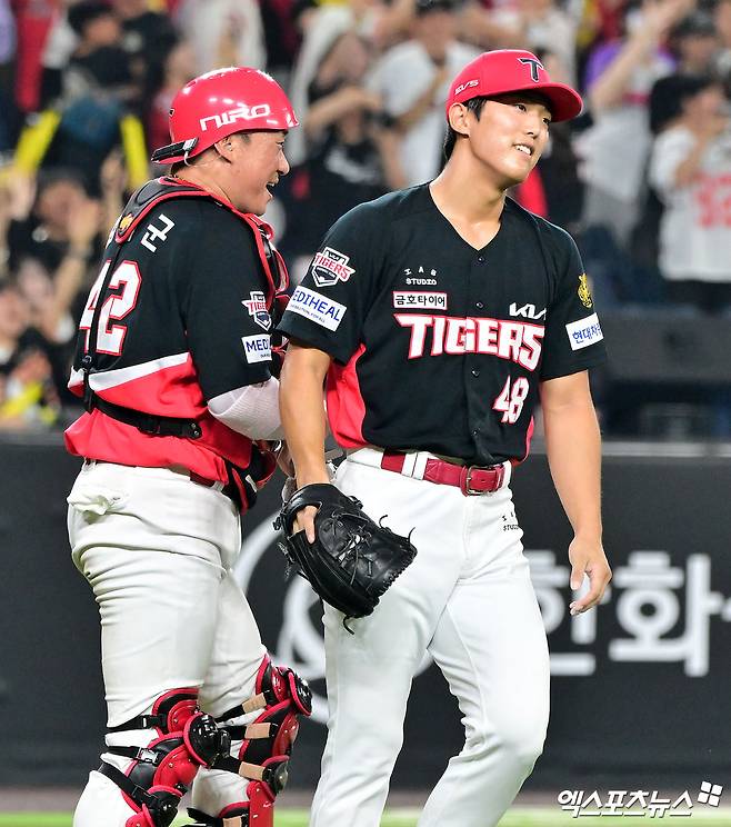 18일 오후 대전 한화생명 볼파크에서 열린 '2026 신한 SOL Bank KBO리그' KIA 타이거즈와 한화 이글스의 경기, KIA가 김도영의 솔로포에 힘입어 한화에 4:3 승리를 거뒀다.  이날 경기에서 승리한 KIA 이의리가 기뻐하고 있다. 대전, 김한준 기자