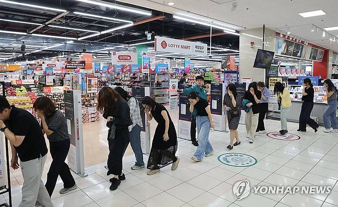 실전 같은 민방위 대피 훈련 (부산=연합뉴스) 강선배 기자 = 부산 시내 전역에서 을지연습과 연계 공습상황에 대비한 민방위 대피 훈련이 실시된 20일 부산진구 롯데마트 부산점에서 공습경보 발령과 함께 진구청과 마트직원, 이용객 등이 통제에 따라 대피하고 있다.
을지연습 3일 차인 이날 같은 시각 부산시 12개 소방서에서 소방차·구급차 '길 터주기 훈련'도 실시됐다. 2025.8.20 sbkang@yna.co.kr