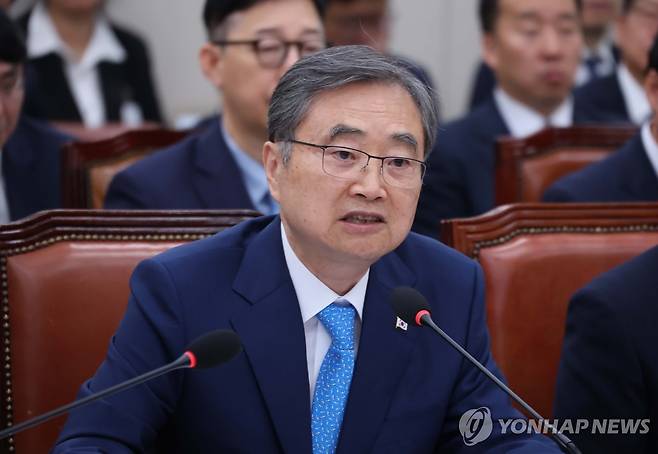 한미 UFS 훈련 축소 관련 보고하는 조현 외교부 장관 (서울=연합뉴스) 황광모 기자 = 조현 외교부 장관이 19일 국회에서 열린 외교통일위원회 전체회의에서 한미 연합연습 '을지 자유의 방패' (UFS·Ulchi Freedom Shield) 훈련 축소와 관련한 질의에 답변하고 있다. 2026.8.19 hkmpooh@yna.co.kr