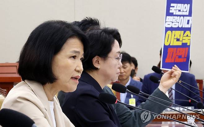 이진숙 의원의 신상 발언과 파면 촉구 손팻말 (서울=연합뉴스) 이동해 기자 = 국민의힘 이진숙 의원이 19일 국회에서 열린 과학기술정보방송통신위원회 전체회의에서 신상 발언을 하고 있다. 뒤편으로 무소속 최혁진 의원의 파면 촉구 손팻말이 보인다. 2026.8.19 eastsea@yna.co.kr