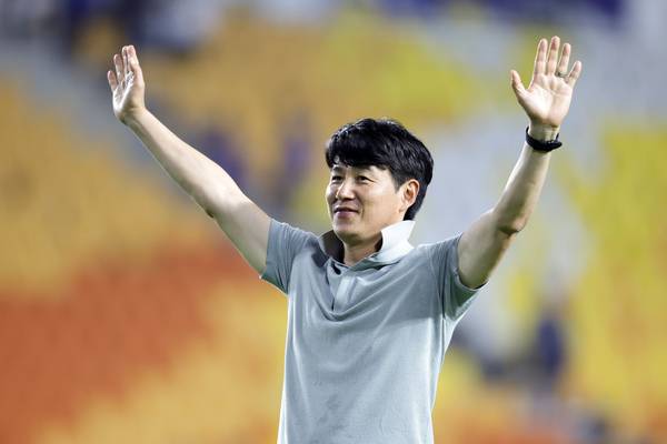 지난 15일 수원삼성전을 마친 수원FC 박건하 감독이 팬들에게 인사하고 있다. 2026.8.15 /한국프로축구연맹 제공