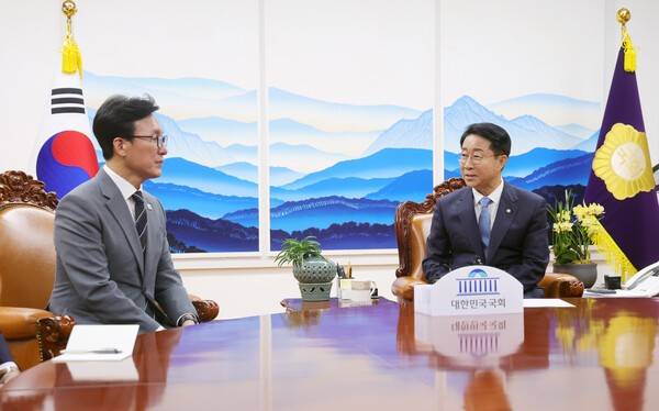 조정식 국회의장과 더불어민주당 김민석 대표가 20일 국회의장실에서 만나 환담하고 있다. 연합뉴스