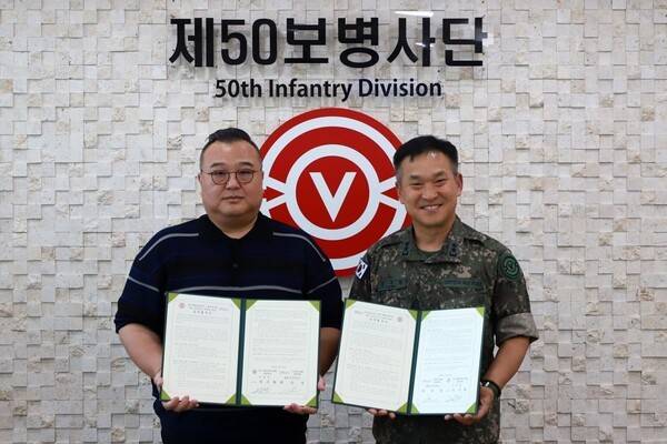(좌)컴투스엔 백승업 MUA부문대표와 (우) 육군 제50보병사단 정구환 사단장. [출처= 컴투스엔]