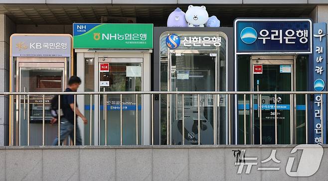 반도체주를 중심으로 국내 증시가 반등하는 동안 주요 은행주는 하락하는 흐름을 보이고 있다. /제공=뉴스1
