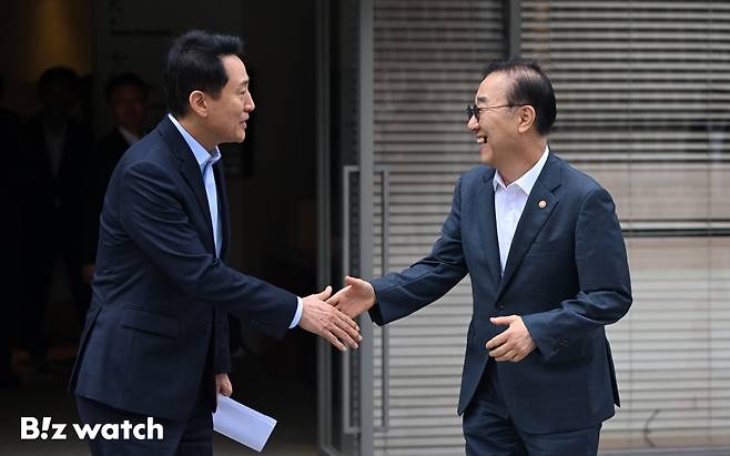김윤덕(오른쪽) 국토교통부 장관과 오세훈 서울시장이 20일 오전 서울 중구 달개비에서 주택공급 관련 회동을 마치고 인사하고 있다./사진=이명근 기자 qwe123@