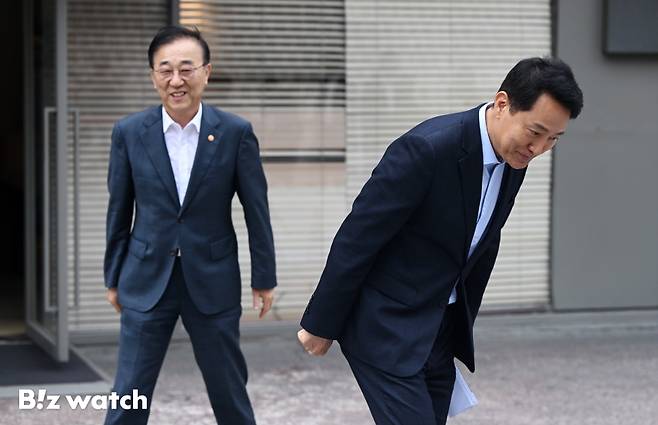 김윤덕(왼쪽) 국토교통부 장관과 오세훈 서울시장이 20일 오전 서울 중구 달개비에서 주택공급 관련 회동을 마치고 인사하고 있다.