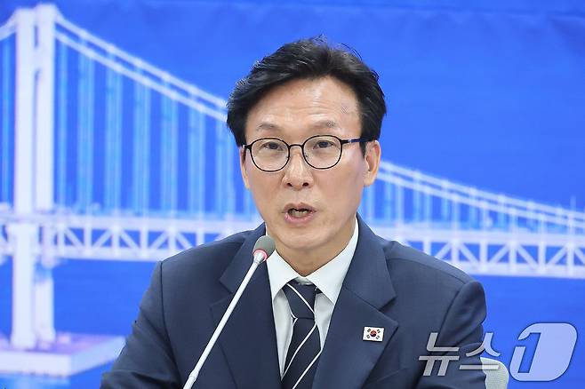 김민석 더불어민주당 대표가 19일 부산 동구 민주당 부산시당에서 열린 현장 최고위원회의에서 조희대 대법원장을 '조희대 씨'로 부르면서 "(직에서) 물러자는 것이 맞는다고 본다"는 발언을 하고 있다. 2026.8.19 ⓒ 뉴스1 신웅수 기자