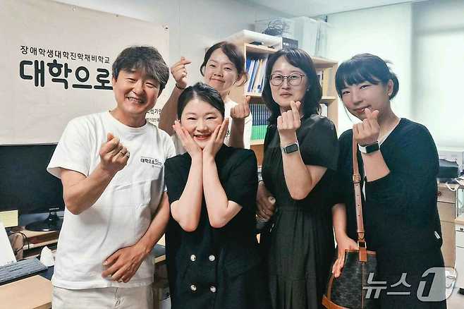 '대학으로 잇다' 김성일 대표(왼쪽 첫번째)와 학부모 자원봉사자들 (KT 제공)