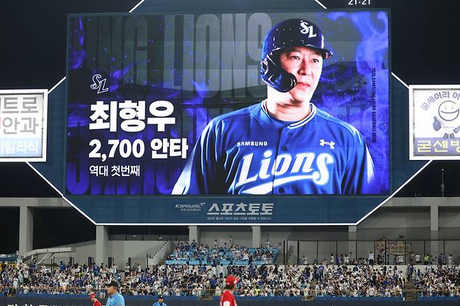 삼성 최형우가 18일 대구삼성라이온즈파크에서 열린 2026 KBO리그 정규시즌 SSG와 경기에서 솔로포를 터뜨렸다. 정관판에 2700안타 달성 화면이 송출되고 있다. 사진 | 삼성 라이온즈