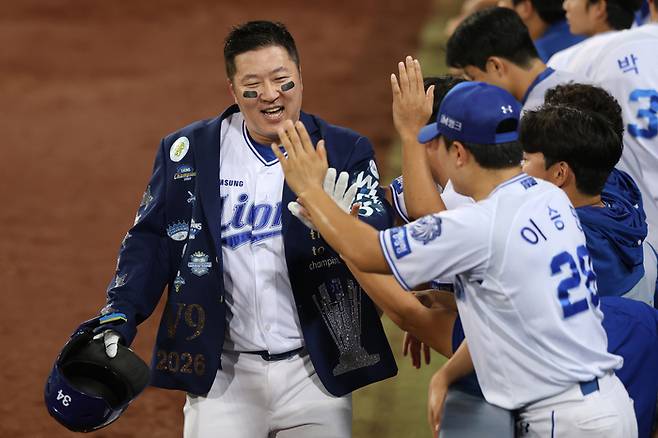 삼성 최형우가 18일 대구삼성라이온즈파크에서 열린 2026 KBO리그 정규시즌 SSG와 경기에서 솔로포를 때린 후 동료들과 하이파이브 하고 있다. 이 홈런으로 KBO 역대 최초 2700안타와 4600루타를 달성했다. 사진 | 삼성 라이온즈