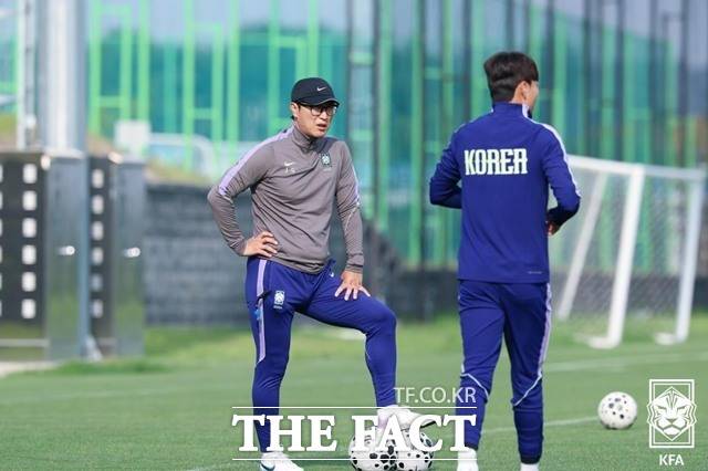 U19 대표팀을 이끌고 있는 김정수 감독(왼쪽)./KFA