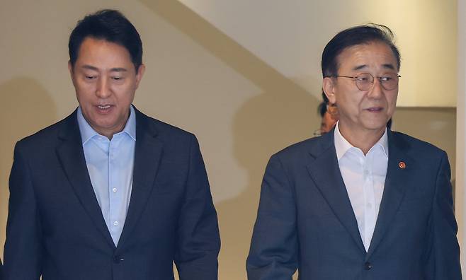 20일 오전 서울 중구 한 식당에서 김윤덕 국토부장관과 오세훈 서울시장이 회동, 용산공원을 활용한 주택 공급 등 서울 주택 문제를 협의한 뒤 회동장을 나서고 있다./박성원 기자