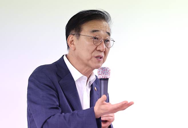 김윤덕 국토교통부 장관이 20일 서울 중구 정동에서 오세훈 서울시장과 주택 공급 관련 회동을 마친 뒤 브리핑을 하고 있다./뉴스1