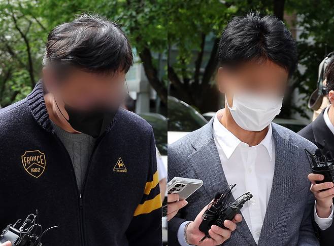 인플루언서인 아내의 사기 사건을 무마하기 위해 경찰에 향응·청탁을 제공한 혐의를 받는 재력가 이모씨(왼쪽)와 이를 대가로 사건을 무마해 준 혐의를 받는 전직 서울 강남경찰서 수사팀장 A 경감이 지난 4월 22일 오후 서울 양천구 서울남부지법에서 열린 구속 전 피의자 심문(영장실질심사)에 출석하고 있다./뉴스1
