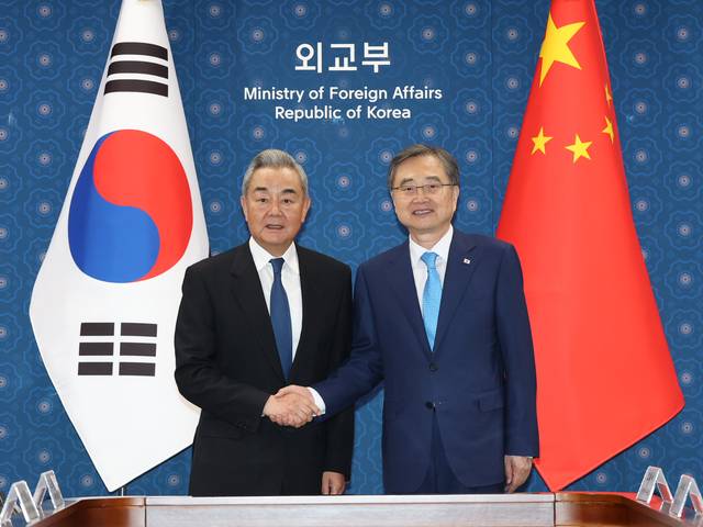 조현 외교부 장관과 왕이 중국공산당 중앙외사판공실 주임 겸 외교부장이 19일 서울 종로구 정부서울청사 외교부에서 열린 한중 외교장관 회담에서 악수하며 기념 촬영을 하고 있다. [공동취재]