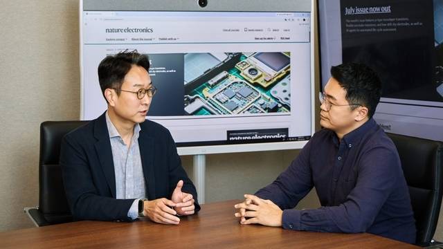 홍승훈(왼쪽부터) SK하이닉스 팀장과 이규상 버지니아대학교 교수가 차세대 광 인터커넥트(CPO) 기술 연구에 관해 의견을 나누고 있다. SK하이닉스 뉴스룸 제공