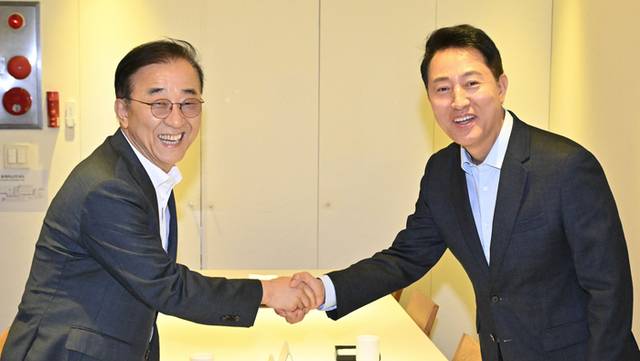 20일 김윤덕(왼쪽) 국토교통부 장관과 오세훈 서울시장이 서울 중구 컨퍼런스하우스 달개비에서 주택공급 관련 회동을 시작하며 악수하고 있다. [연합뉴스]