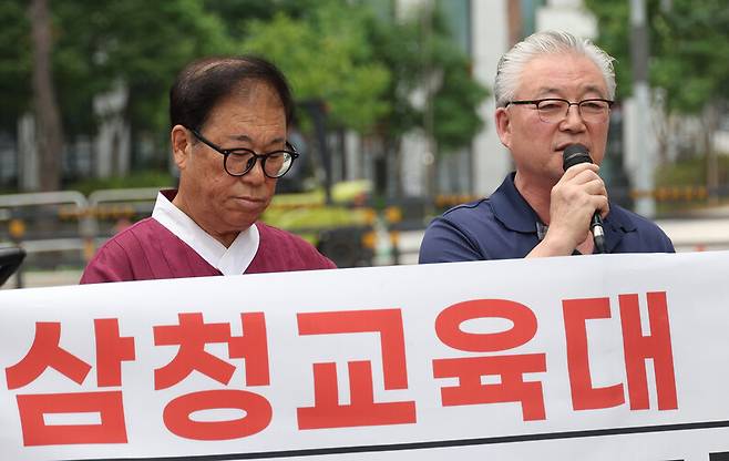 삼청교육대전국피해자연합회가 20일 오전 서울 중구 진실·화해를위한과거사정리위원회 앞에서 연 ‘5사단 삼청교육대 일제사격 살상사건 증언 기자회견’에서 당시 삼청교육대 제3중대장이었던 한동철 예비역 중위(오른쪽)가 당시 상황을 증언하고 있다. 왼쪽은 기자회견을 주선한 삼청교육대전국피해자연합회 이만적(이적) 이사장. 김정효 기자 hyopd@hani.co.kr