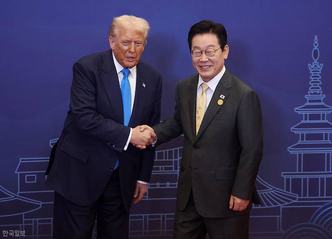이재명 대통령이 지난해 10월 29일 경북 경주시 힐튼호텔에서 APEC 리더스 실무협의 만찬을 갖기 전 도널드 트럼프 미국 대통령과 기념 사진을 촬영하고 있다. 경주=왕태석 선임기자