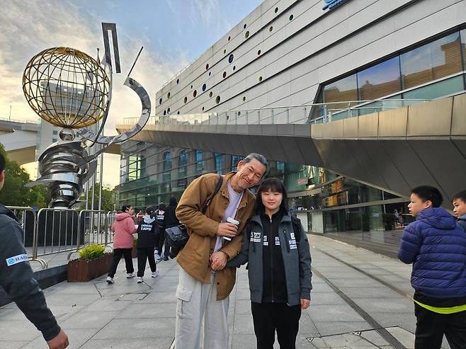 2024년 상하이 호프스(12세 이하) 대회에서 안성호(왼쪽) 기자와 정다애양이 찍은 사진. 이 대회가 안 기자의 마지막 해외 출장이 됐다. 월간탁구 제공