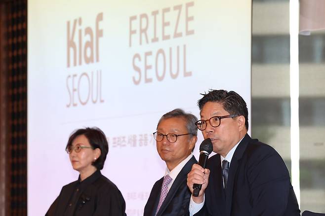 기자회견을 연 패트릭 리 프리즈 서울 디렉터(오른쪽부터), 키아프 서울의 한국화랑협회 이성훈 회장, 김효정 부회장. [연합뉴스]