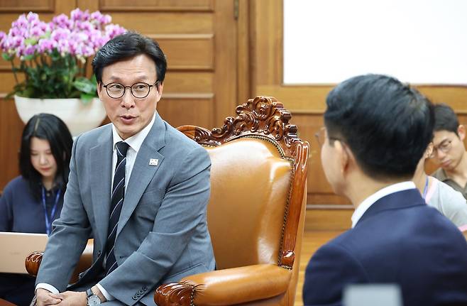 조정식 국회의장과 더불어민주당 김민석 대표가 20일 국회의장실에서 만나 환담하고 있다. 공동취재