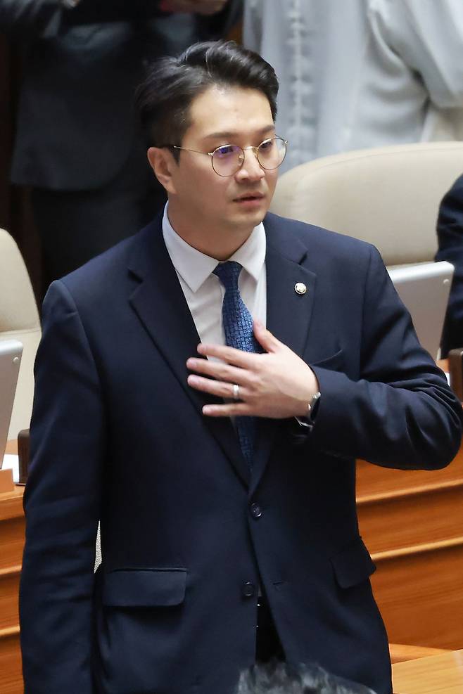 더불어민주당 전용기 의원이 20일 국회에서 열린 8월 임시국회 제1차 본회의에 참석하고 있다. 연합뉴스
