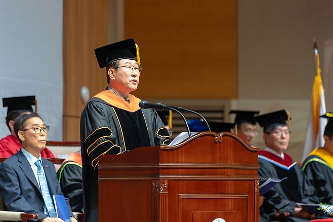 GIST 임기철 총장이 2026년 하반기 학위수여식에서 식사를 하고 있다. [GIST]