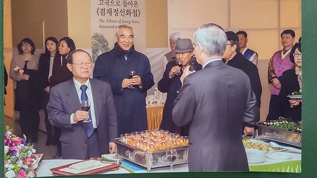 지난 2013년 국립고궁박물관에서 열린 ‘고국으로 돌아온 겸재 정선 화첩’전 개막식에서 필자(뒷모습)가 안휘준 당시 국외소재문화재재단 이사장을 축하하고 있다.  삼성출판박물관 제공