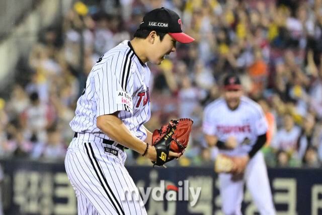 19일 서울 잠실야구장에서 열린 '2026 신한 SOL KBO리그' KT 위즈와 LG 트윈스 경기. LG 손주영이 1-0으로 앞선 9회초 마운드에 올라 경기를 마무리하며 포효하고 있다./마이데일리
