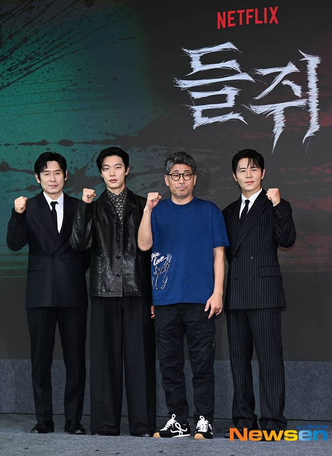 왼쪽부터 설경구, 류준열, 김홍선 감독, 이규형