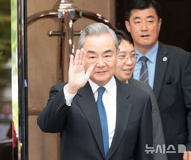 [서울=뉴시스] 전진환 기자 = 왕이 중국 외교부장 겸 공산당 중앙외사판공실 주임이 한중 외교장관회담을 갖고 한반도 정세 등에 대해 논의 19일 서울김포비즈니스항공센터를 통해 입국해 취재진을 향해 손을 들어 보이고 있다. 2026.08.19. amin2@newsis.com