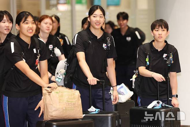 [인천공항=뉴시스] 이영환 기자 = 한국 17세 이하(U-17) 여자 배구 대표팀 손서연을 비롯한 선수들이 19일 오후 인천국제공항 제2여객터미널을 통해 귀국하고 있다.17세 이하(U-17) 여자 배구 대표팀은 국제배구연맹(FIVB) 세계선수권대회에서 최종 6위를 기록했다. 2026.08.19. 20hwan@newsis.com