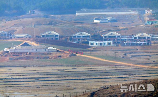 [파주=뉴시스] 홍효식 기자 = 북한 노동신문은 지난 14일 김정은 북한 국무위원장이 참관한 가운데 북한군 서부지구 장거리포명구분대의 600㎜ 초정밀다연장방사포 화력타격훈련이 실시됐다고 15일 보도했다. 김 위원장은 "우리에게 적개심을 가지고 있는 세력, 즉 420㎞ 사정권안에 있는 적들에게는 불안을 줄 것"이라고 말했다.사진은 이날 경기도 파주시 오두산 통일전망대에서 바라본 북한 황해북도 개풍군 일대 마을 모습. 2026.03.15. yesphoto@newsis.com