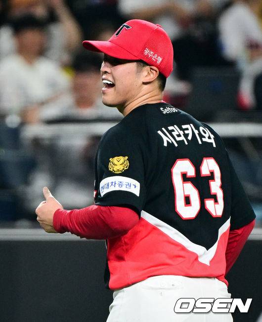 [OSEN=대전, 조은정 기자]19일 대전한화생명볼파크에서 2026 신한은행 SOL KBO리그 한화 이글스와 KIA 타이거즈의 경기가 열렸다.경기에 한화는 화이트를, KIA는 시라카와를 선발투수로 내세웠다.6회말 KIA 시라카와가 1사 1루 상황에서 한화 최인호에게 병살타를 이끌어낸 뒤 기뻐하고 있다. 2026.08.19 /cej@osen.co.kr