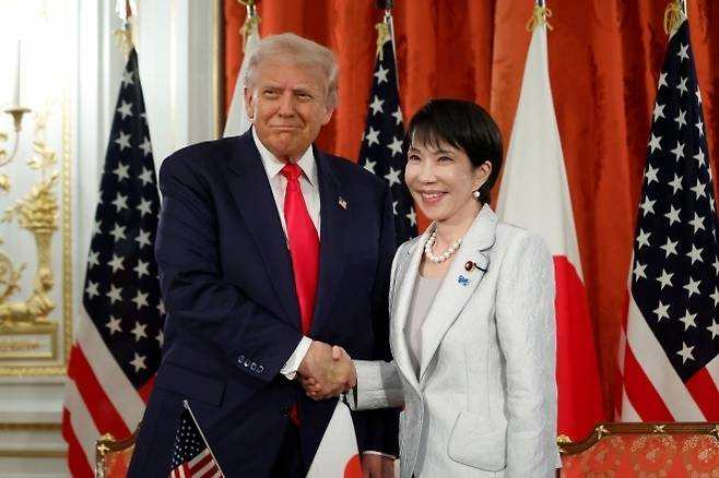 도널드 트럼프(왼쪽) 미국 대통령과 다카이치 사나에 일본 총리가 28일 도쿄 모토아카사카 영빈관에서 미일 무역합의 이행 문서 서명식에 앞서 기념촬영을 하고 있다. 2025.10.28 로이터 연합뉴스