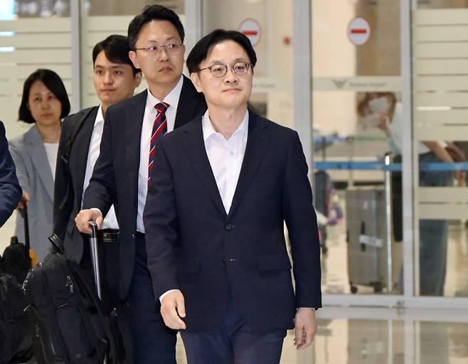 김정관 산업통상부 장관이 미국방문을 마치고 20일 인천국제공항 2터미널을 통해 귀국하고 있다. 영종도=성형주 기자